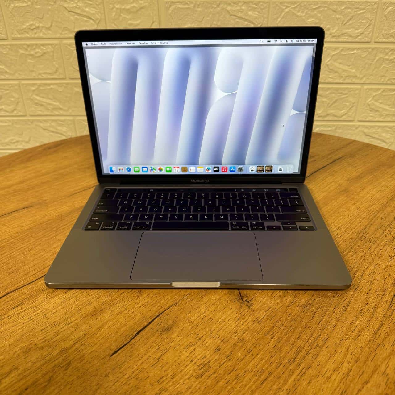 MacBook Pro 13 A2338 2020 86 циклів Apple M1 — 8-ядерний CPU та 8-ядерний GPU. Неймовірна продуктивність у тихому й холодному корпусі: Final Cut Pro, Adobe Premiere, Photoshop, Lightroom, Logic Pro, Xcode, Figma, DaVinci — усе працює плавно.