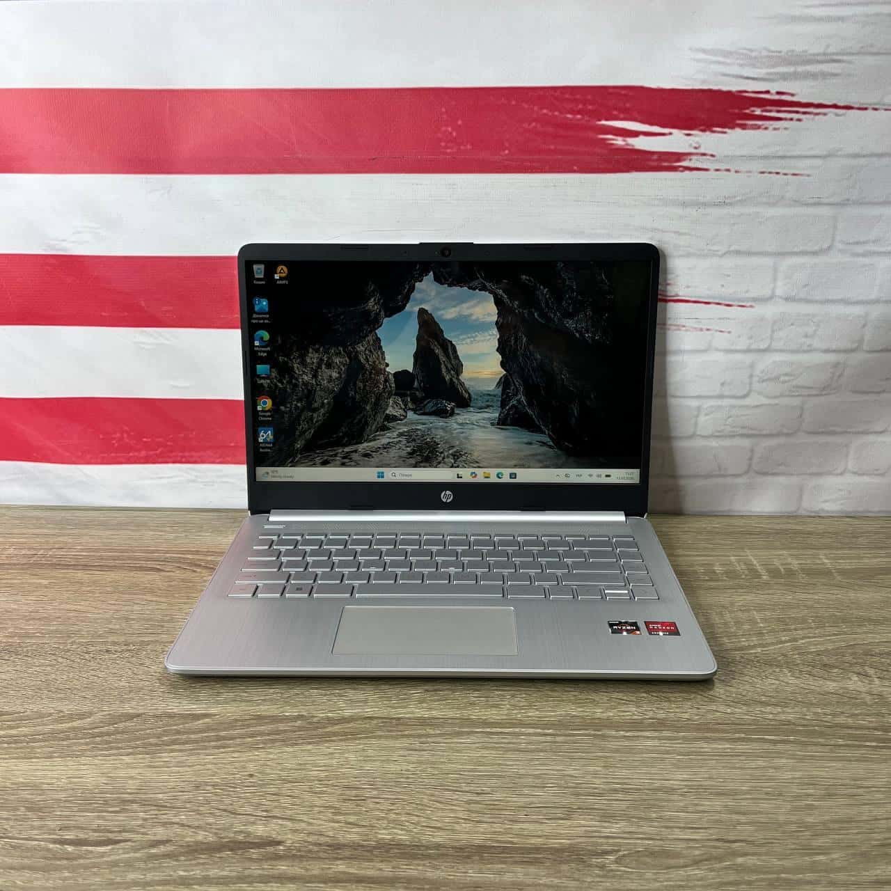 HP Laptop 14-fp0110wm FHD Ryzen 3 3250U with Radeon Graphics 8/128