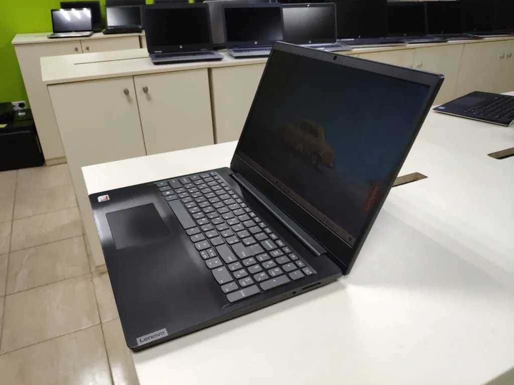 Lenovo 15.4" FHD Ryzen 3 8/256