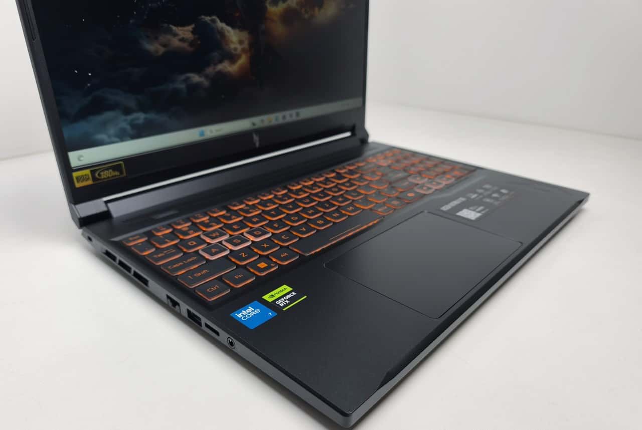 Acer Nitro V16 Core 7 240 32/512 RTX 5060 8GB
