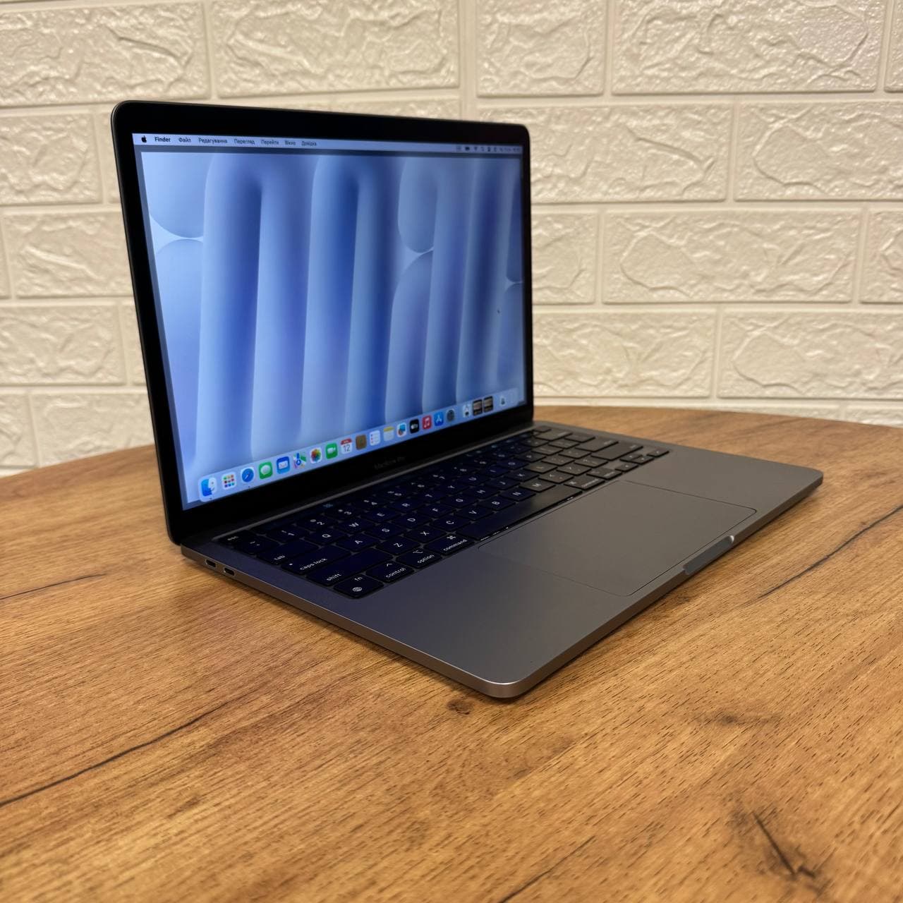 MacBook Pro 13 A2338 2020 86 циклів Apple M1 — 8-ядерний CPU та 8-ядерний GPU. Неймовірна продуктивність у тихому й холодному корпусі: Final Cut Pro, Adobe Premiere, Photoshop, Lightroom, Logic Pro, Xcode, Figma, DaVinci — усе працює плавно. - фото 3