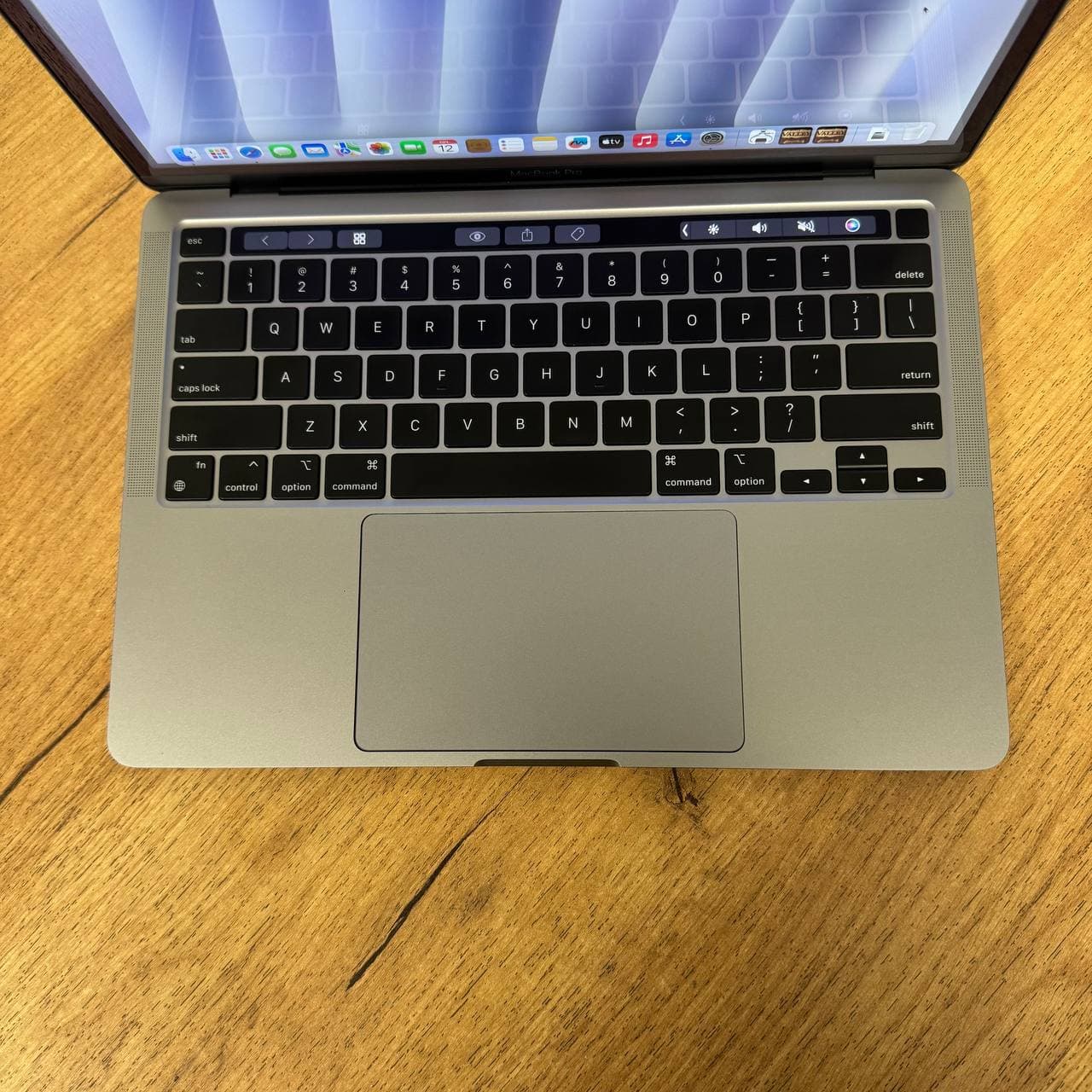 MacBook Pro 13 A2338 2020 86 циклів Apple M1 — 8-ядерний CPU та 8-ядерний GPU. Неймовірна продуктивність у тихому й холодному корпусі: Final Cut Pro, Adobe Premiere, Photoshop, Lightroom, Logic Pro, Xcode, Figma, DaVinci — усе працює плавно. - фото 2
