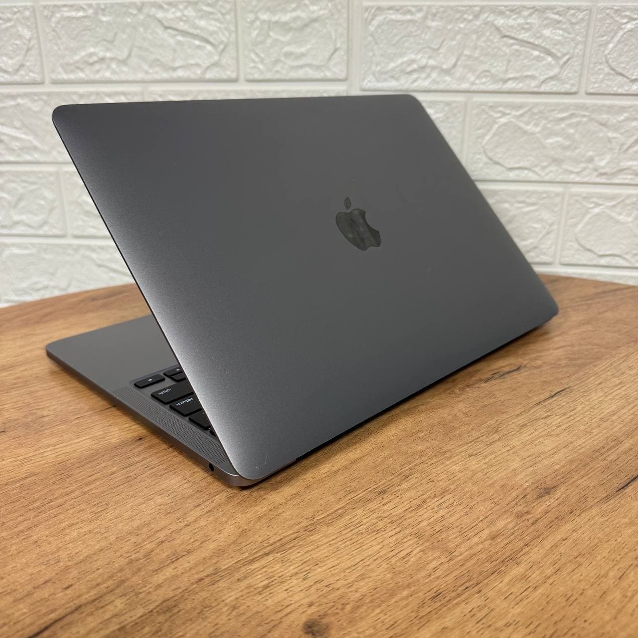 MacBook Pro 13 A2338 2020 86 циклів Apple M1 — 8-ядерний CPU та 8-ядерний GPU. Неймовірна продуктивність у тихому й холодному корпусі: Final Cut Pro, Adobe Premiere, Photoshop, Lightroom, Logic Pro, Xcode, Figma, DaVinci — усе працює плавно. - фото 5