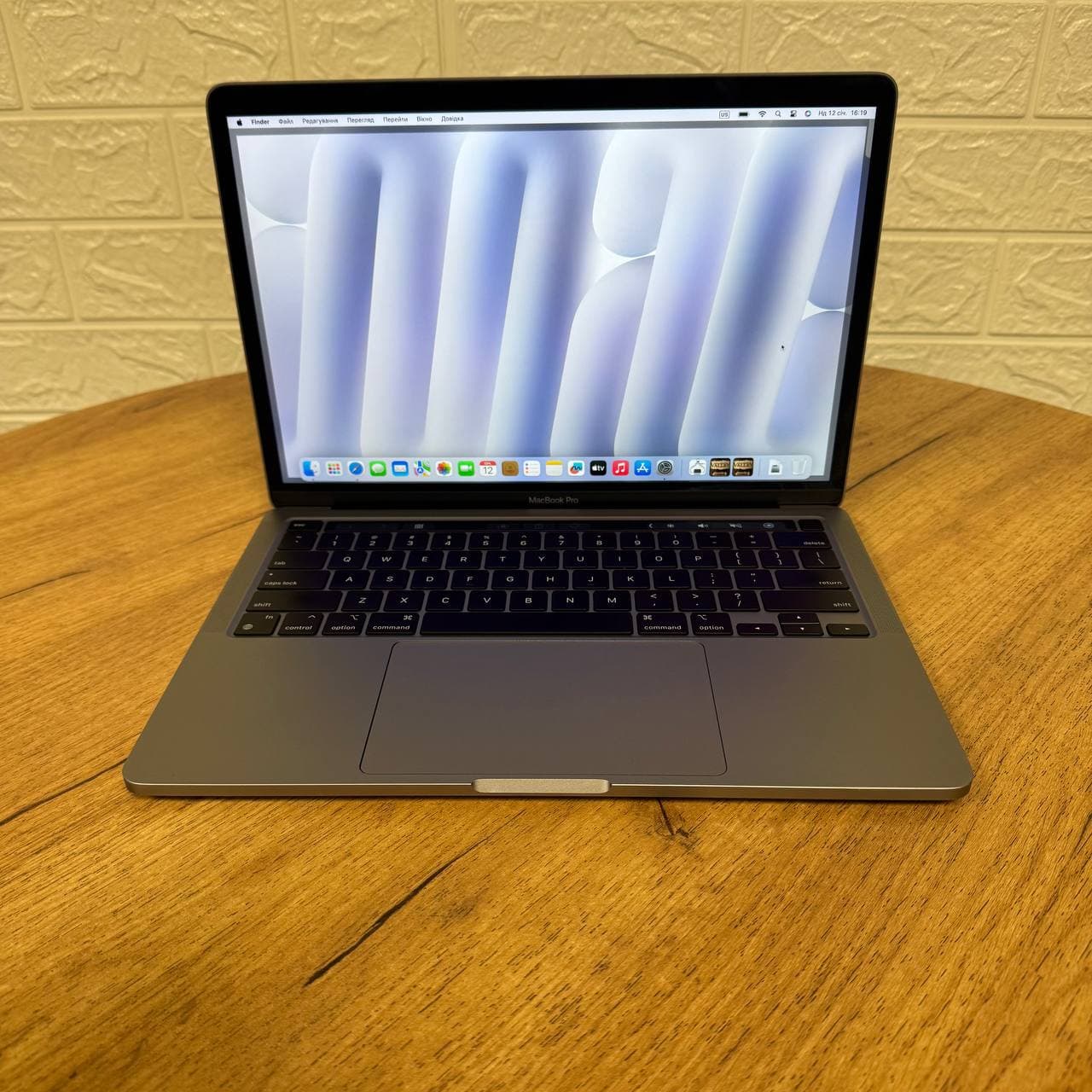 MacBook Pro 13 A2338 2020 86 циклів Apple M1 — 8-ядерний CPU та 8-ядерний GPU. Неймовірна продуктивність у тихому й холодному корпусі: Final Cut Pro, Adobe Premiere, Photoshop, Lightroom, Logic Pro, Xcode, Figma, DaVinci — усе працює плавно. - фото 1
