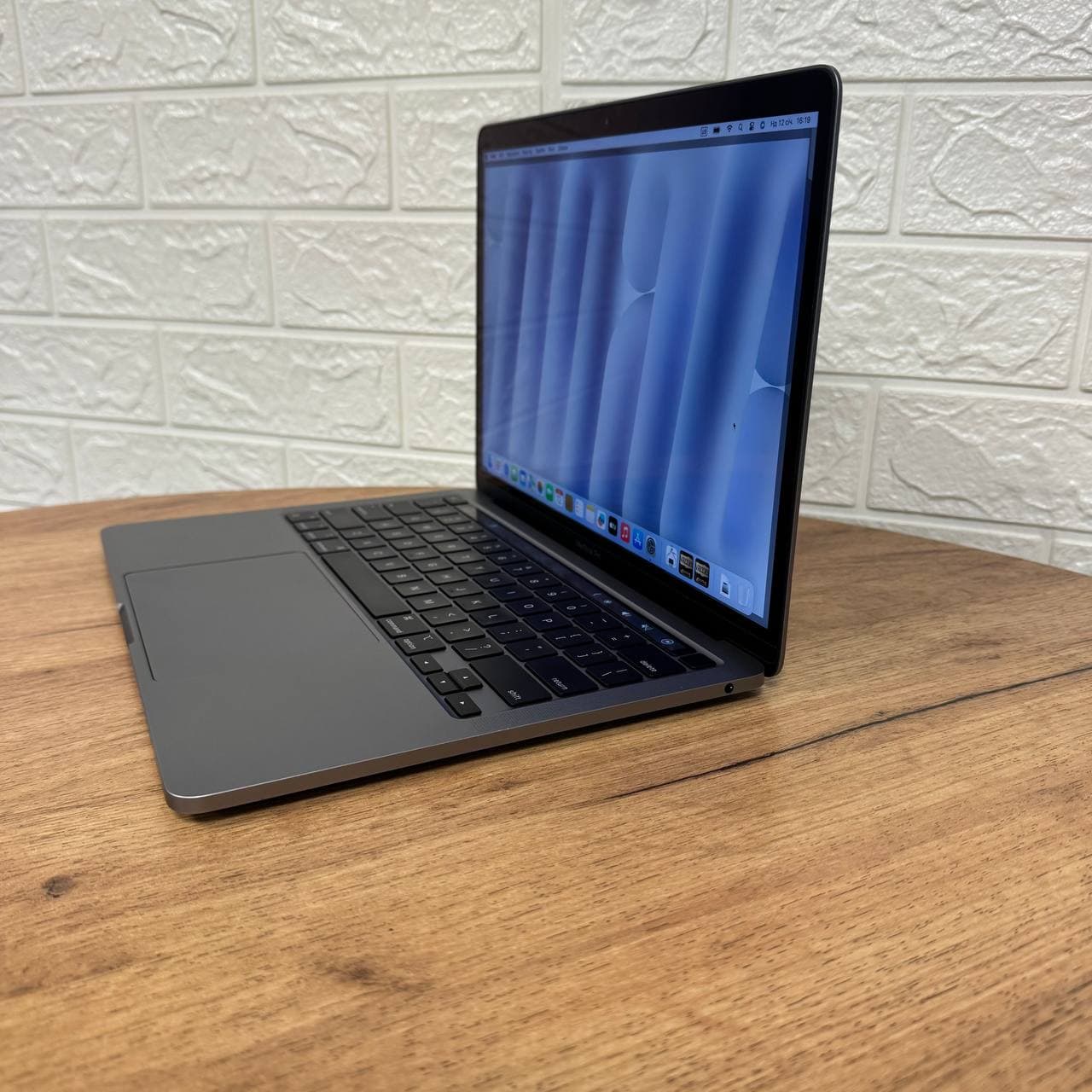 MacBook Pro 13 A2338 2020 86 циклів Apple M1 — 8-ядерний CPU та 8-ядерний GPU. Неймовірна продуктивність у тихому й холодному корпусі: Final Cut Pro, Adobe Premiere, Photoshop, Lightroom, Logic Pro, Xcode, Figma, DaVinci — усе працює плавно. - фото 4