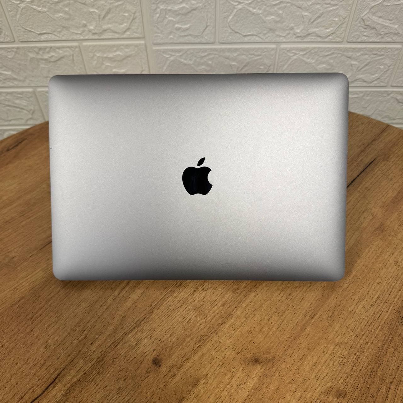 MacBook Pro 13 A2338 2020 86 циклів Apple M1 — 8-ядерний CPU та 8-ядерний GPU. Неймовірна продуктивність у тихому й холодному корпусі: Final Cut Pro, Adobe Premiere, Photoshop, Lightroom, Logic Pro, Xcode, Figma, DaVinci — усе працює плавно. - фото 6
