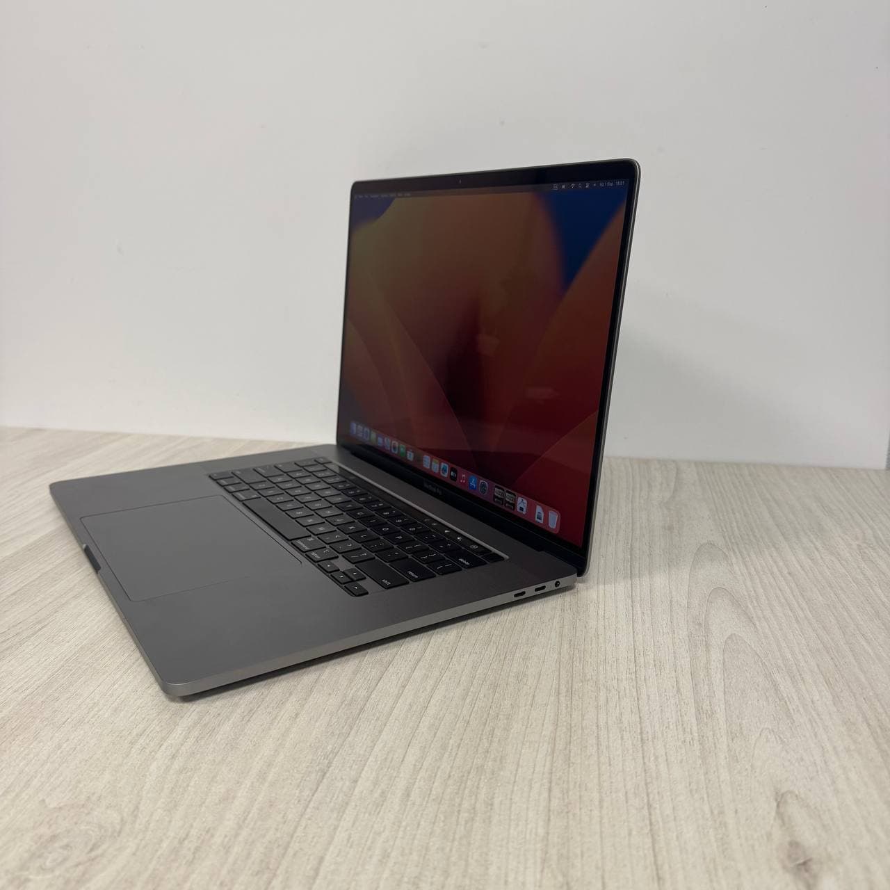 MacBook Pro 16 A2141 2019 221 цикл Intel Core i7 RADEON PRO 5300M - фото 4