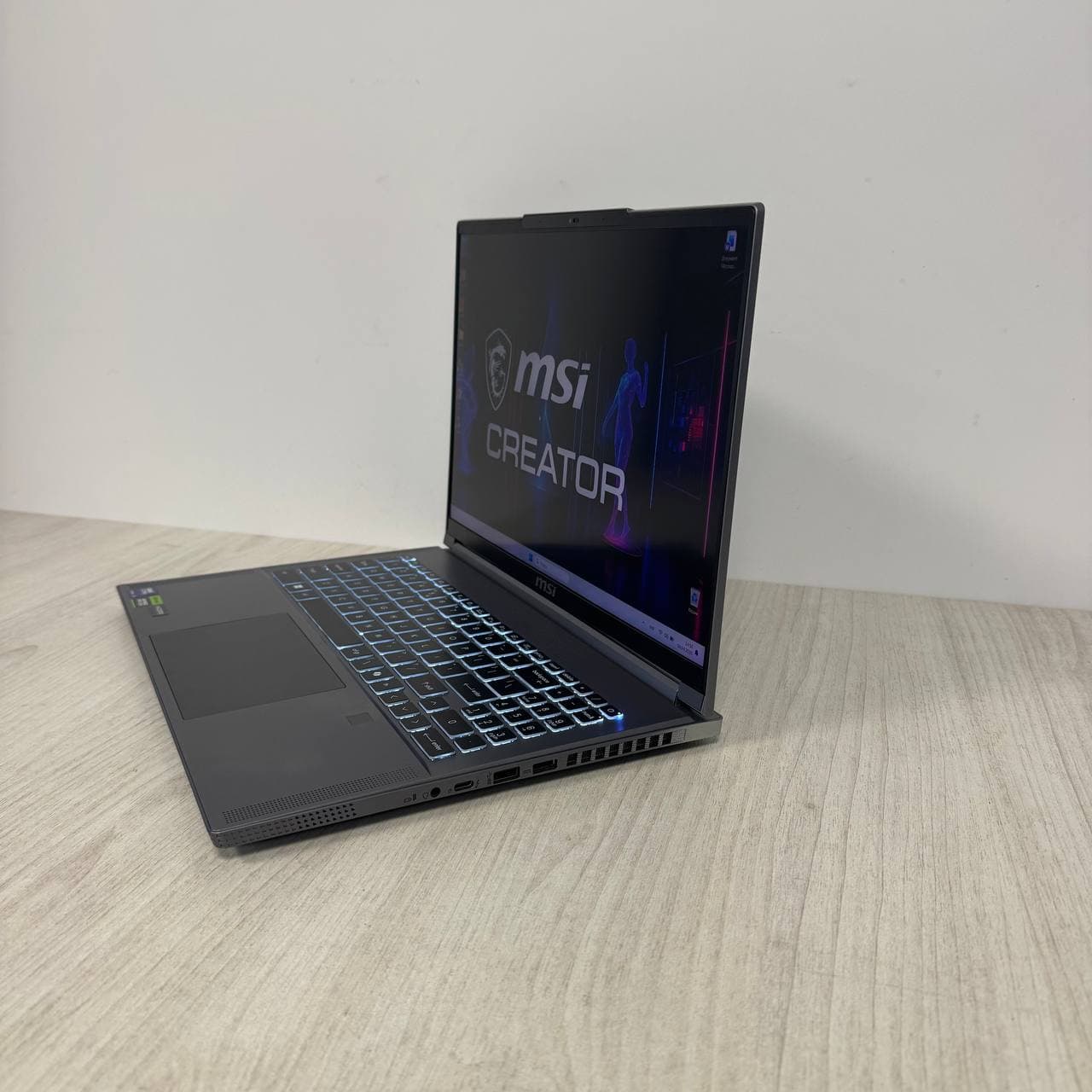 MSI Creator 16 AI Studio A1VIG miniLED 4K - фото 5