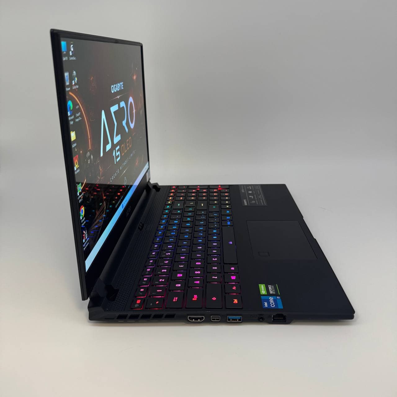 Gigabyte Aero 15 OLED YD 4K OLED 15.6" Core i7-11800H 16/512 RTX 3080 8GB - фото 3