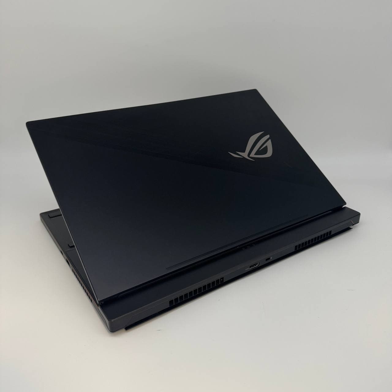 Asus ROG Zephyrus S15 GX531GX 15.6" 165Hz Core i9-9980HK 24/1024 RTX 2080 8GB - фото 4