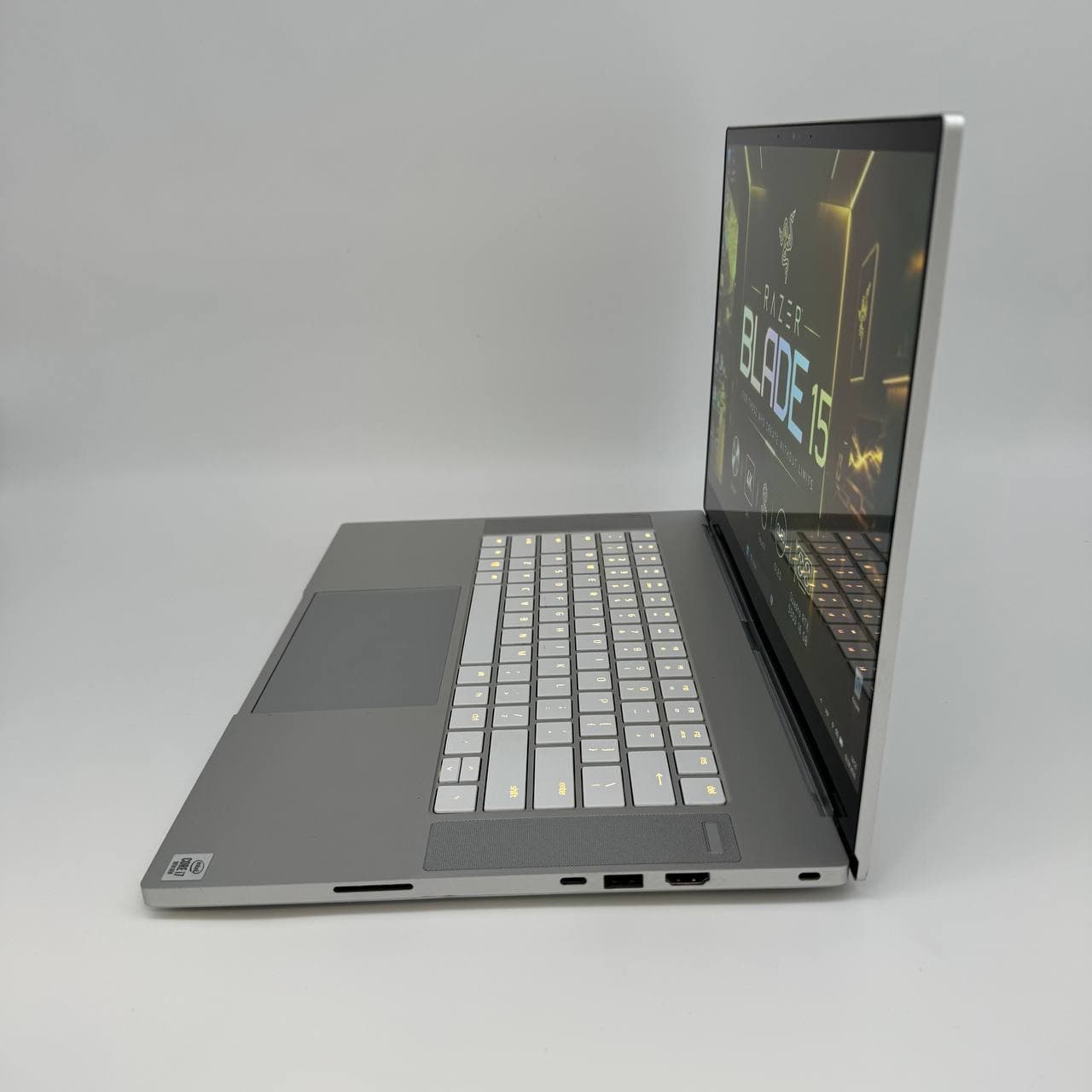 Razer Blade 15 RZ09-0330 Silver OLED 4K Touch 15.6" Core i7-10875H 16/256 RTX 5000 16GB - фото 4