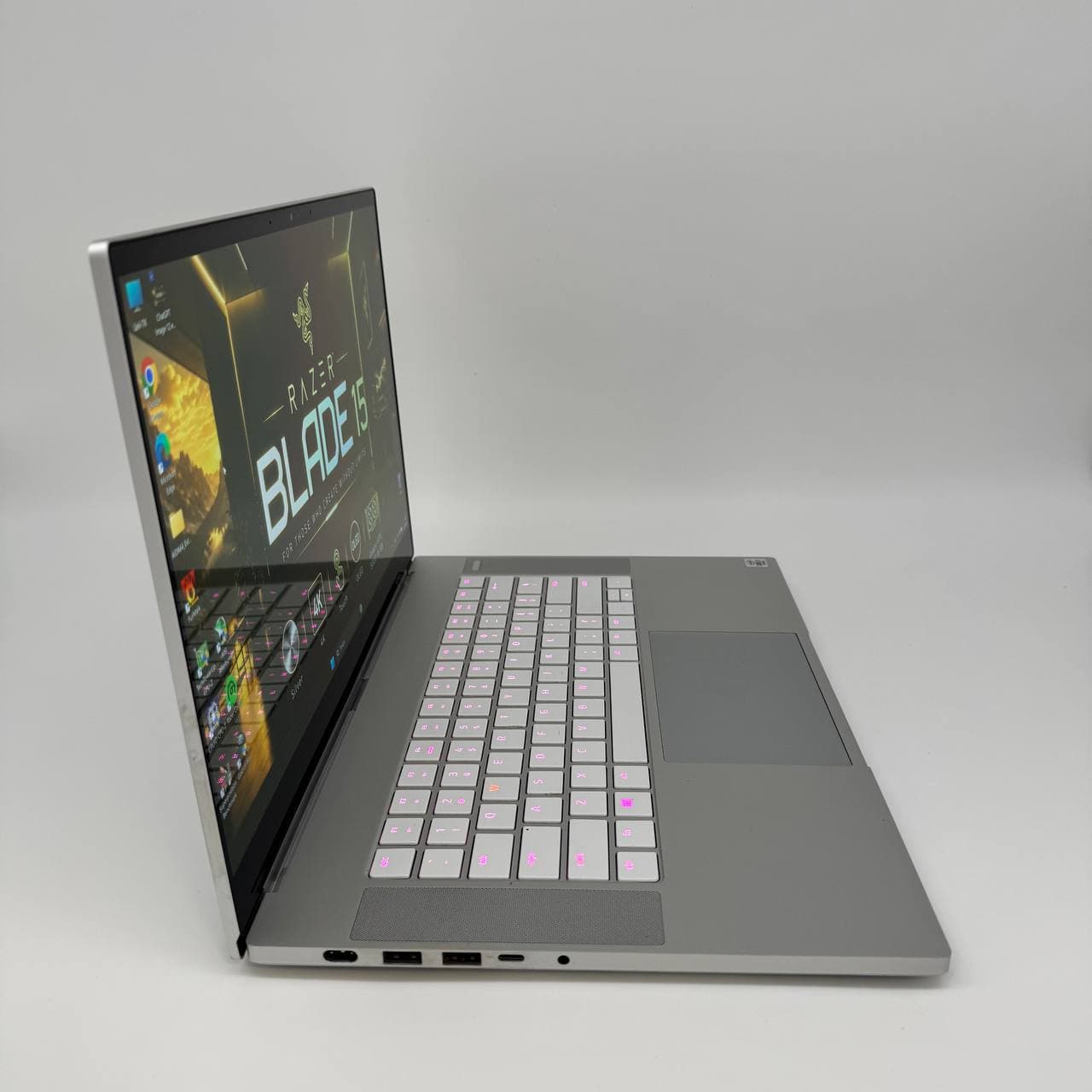 Razer Blade 15 RZ09-0330 Silver OLED 4K Touch 15.6" Core i7-10875H 16/256 RTX 5000 16GB - фото 3
