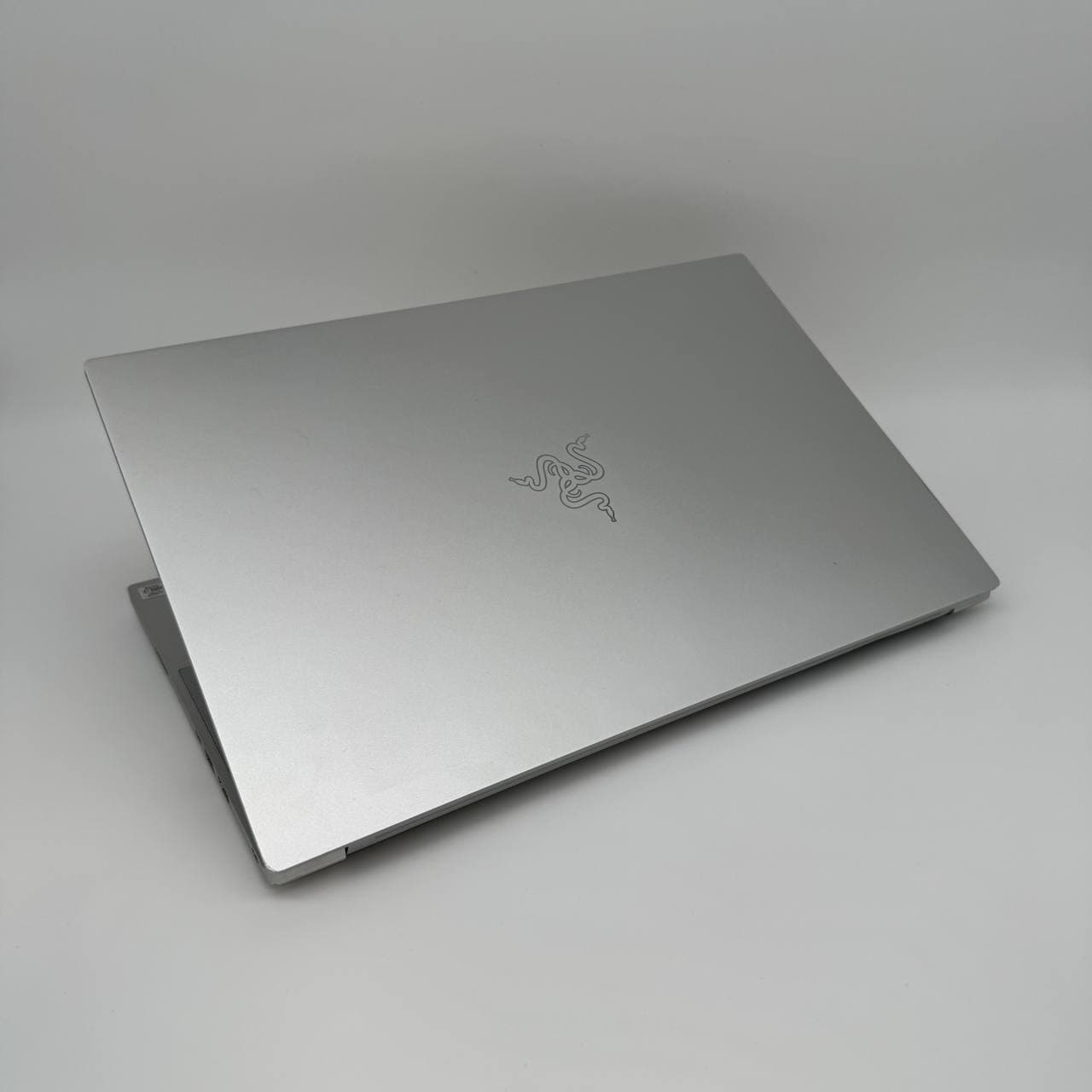 Razer Blade 15 RZ09-0330 Silver OLED 4K Touch 15.6" Core i7-10875H 16/256 RTX 5000 16GB - фото 5