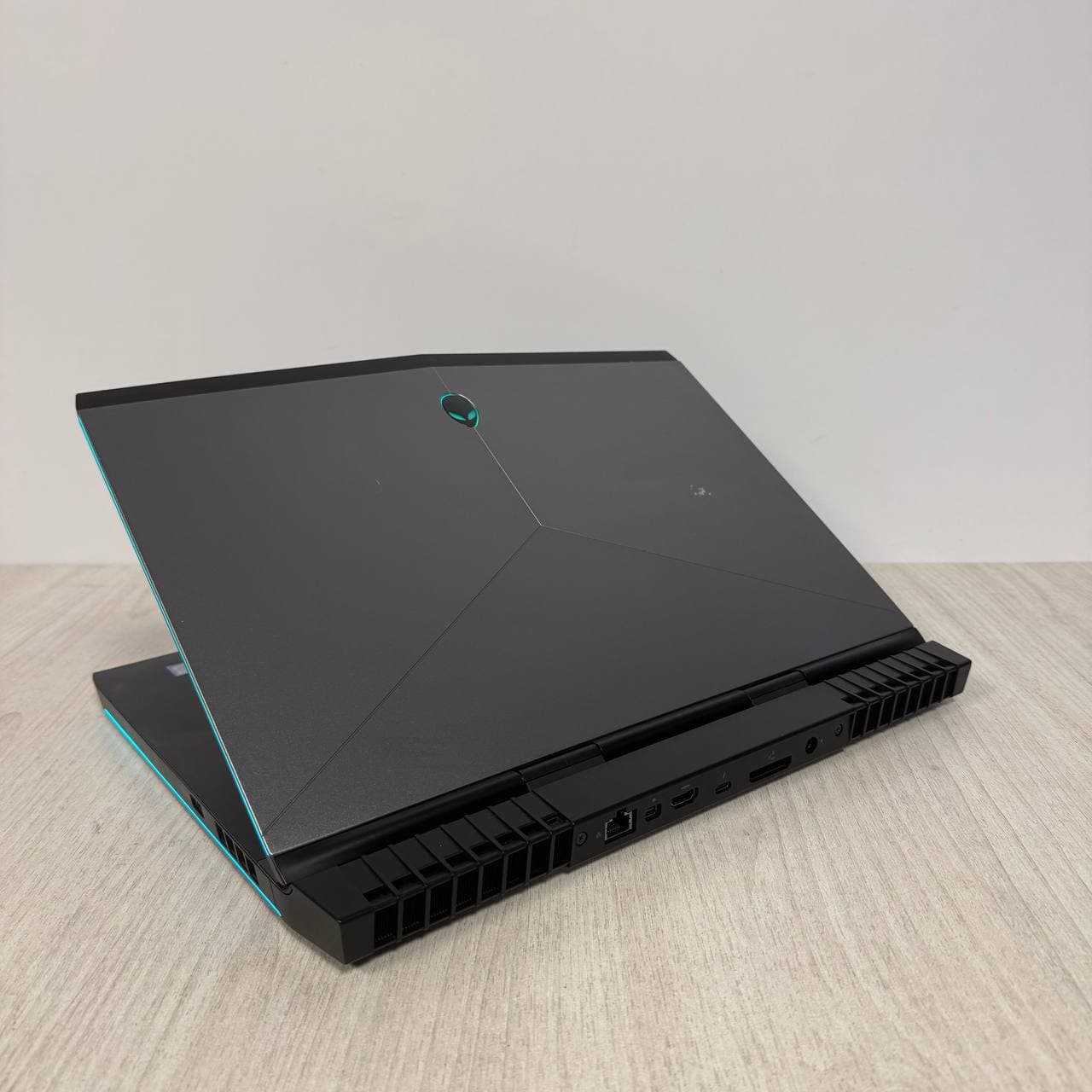 Dell Alienware 15 R3 15.6" i7 7700HQ 16/128 GTX 1070 8GB - фото 5
