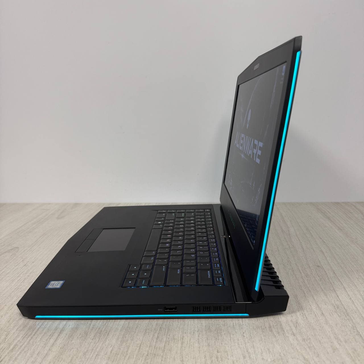 Dell Alienware 15 R3 15.6" i7 7700HQ 16/128 GTX 1070 8GB - фото 4
