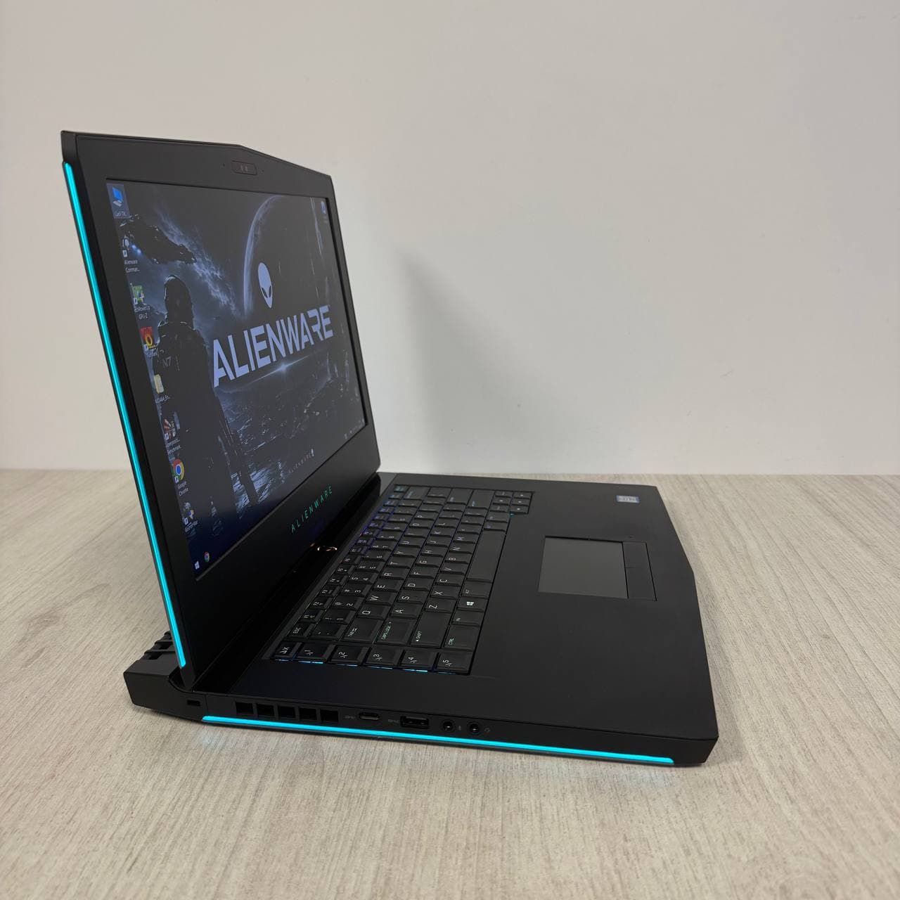 Dell Alienware 15 R3 15.6" i7 7700HQ 16/128 GTX 1070 8GB - фото 3