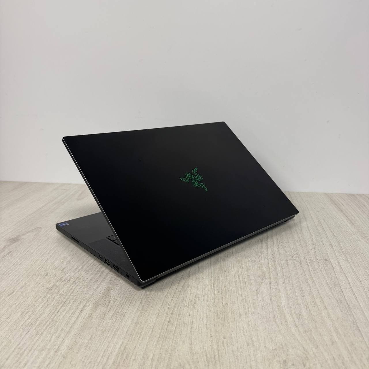 Razer Blade 16 RZ09-0483 miniLED 16.0" 120Hz Core i9-13950HX 16/1 RTX 4090 16GB - фото 5