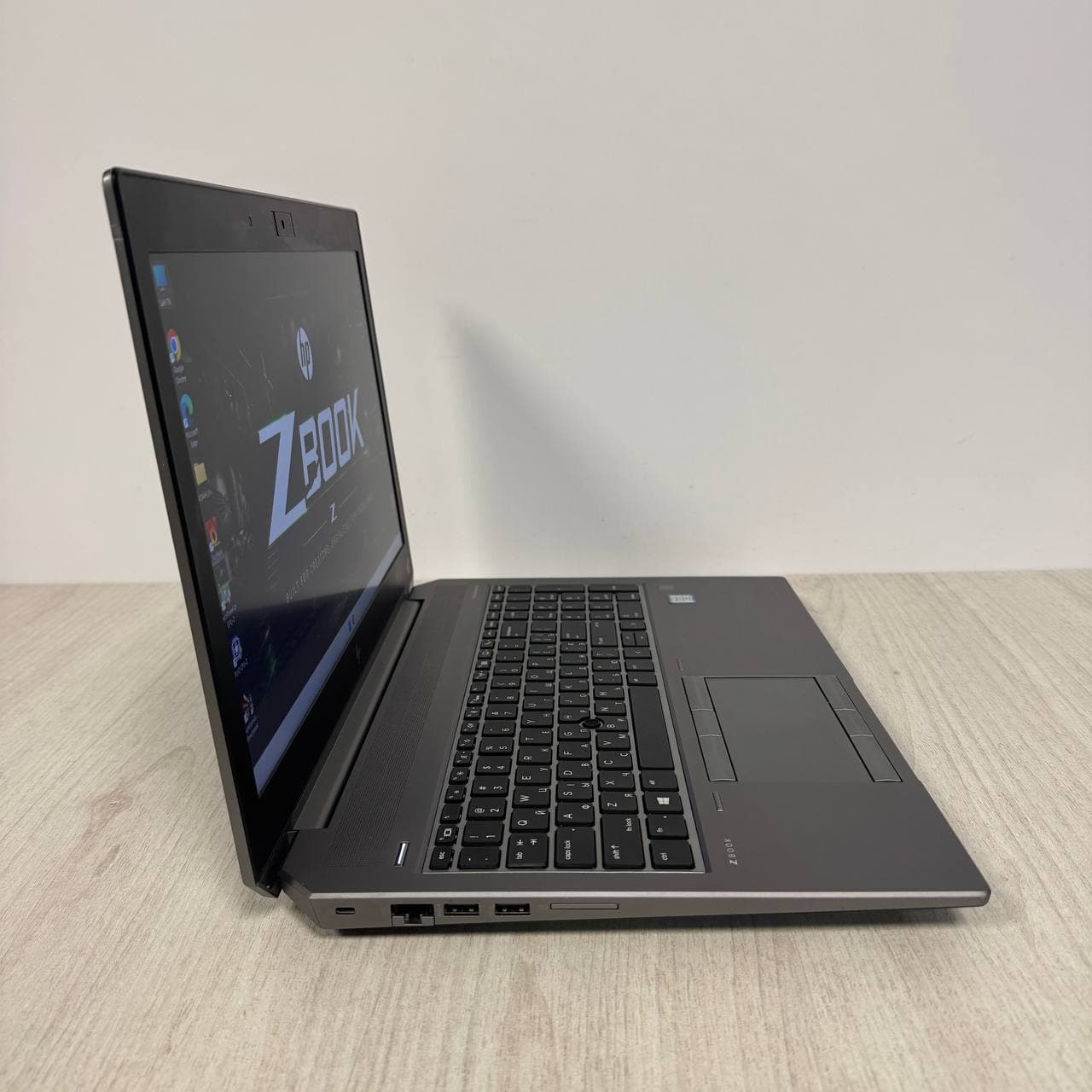HP ZBook 15 G5 17.3" i7 8850H 16/512 - фото 2