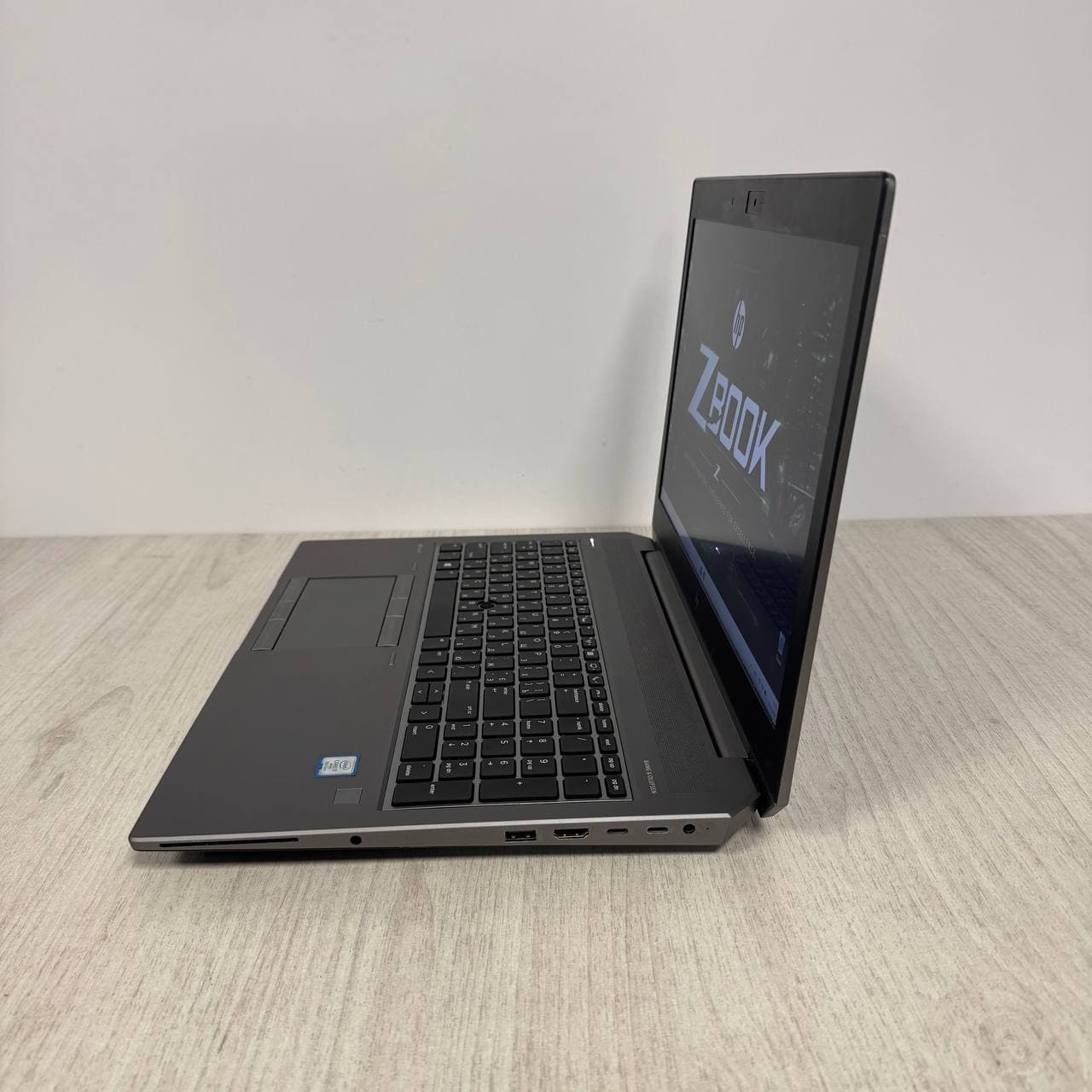 HP ZBook 15 G5 17.3" i7 8850H 16/512 - фото 3