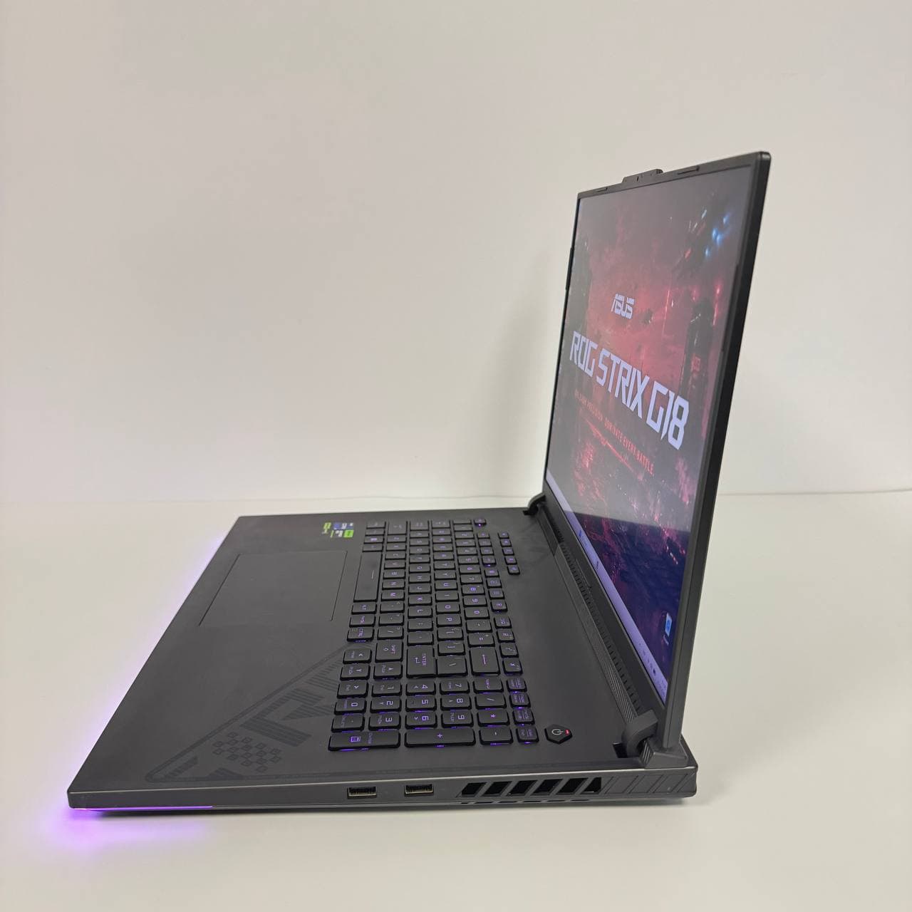 Asus ROG Strix G18 G814JZ 18.0" 240Hz Core i9-13980HX 16/512 RTX 4080 12GB - фото 3