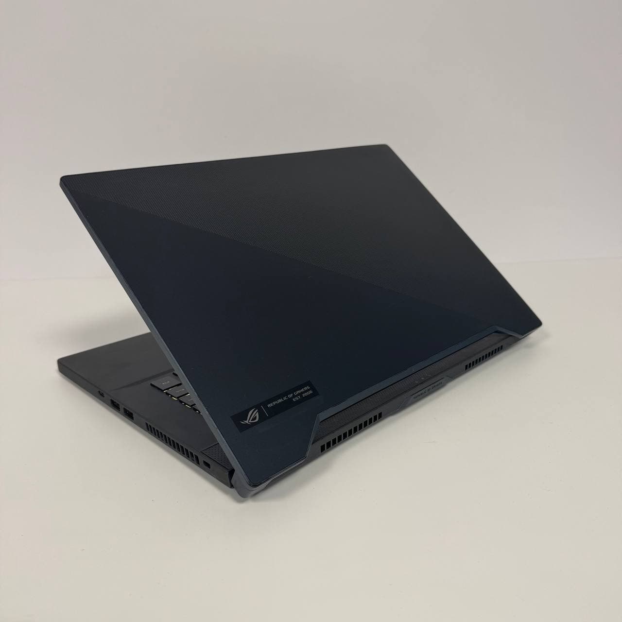 Asus ROG Zephyrus M15 GU502LW 15.6" 240Hz Core i7-10750H 16/512 RTX 2070 8GB - фото 4