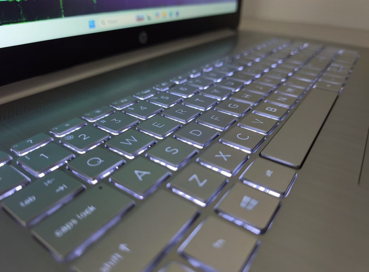 HP 17 Laptop 17.3 HD+Сore -1135G7 Core i5-1135G7 8/256 - фото 6