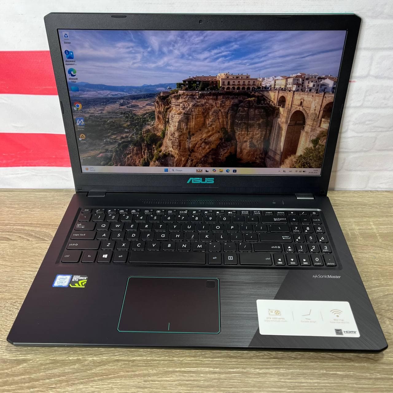 ASUS SonicMaster K570U 15.6" FHD Core i7-8550U CPU 16/1TB