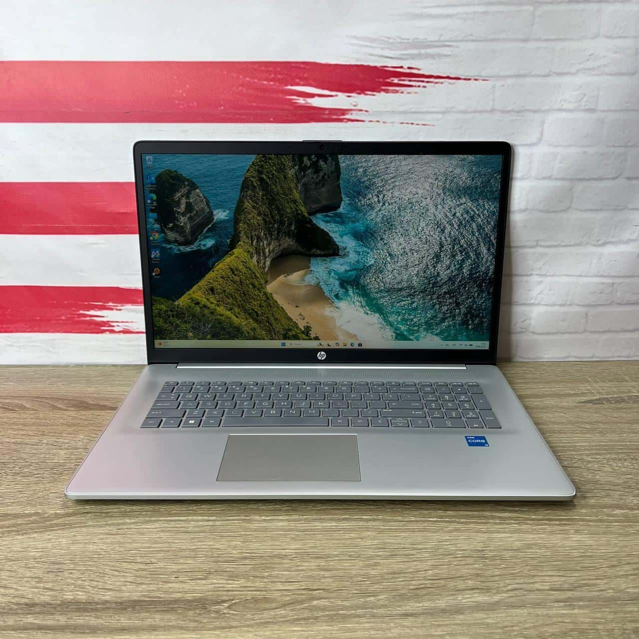 HP 17-cn2083dx 17.3" FHD 12th Gen Core i3-1215U 8/256